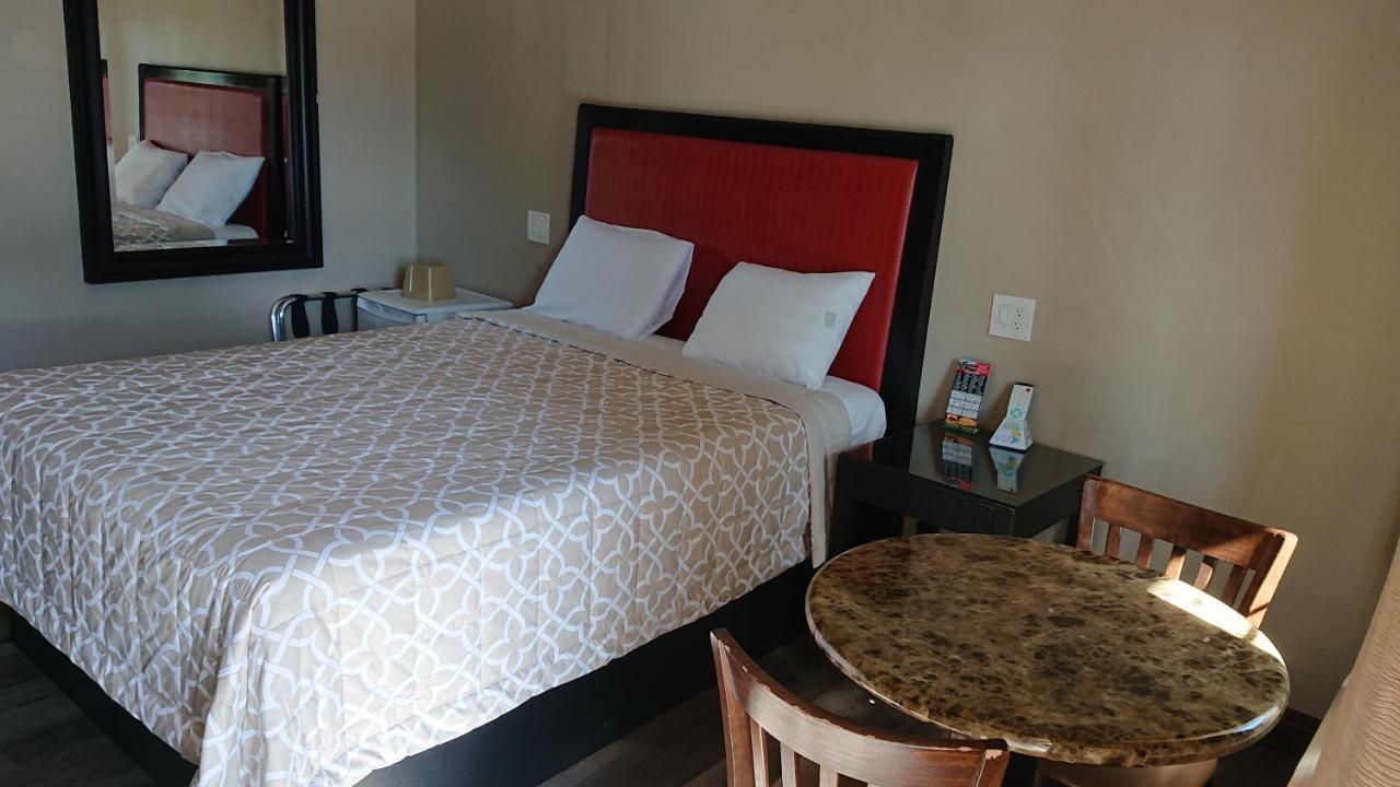 Santa Ana Travel Inn Екстер'єр фото