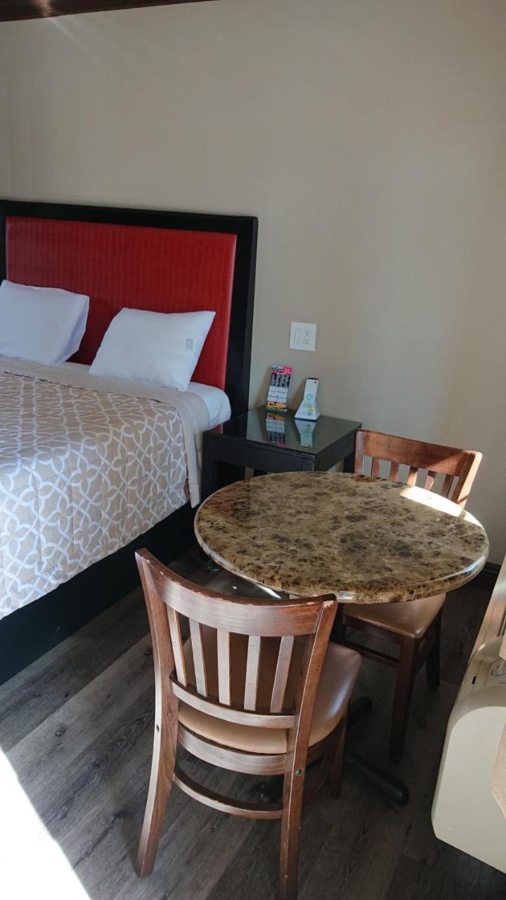 Santa Ana Travel Inn Екстер'єр фото